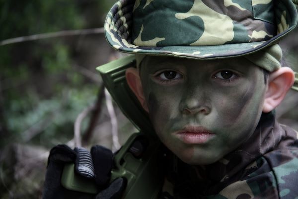 Bambini soldato web Depositphotos